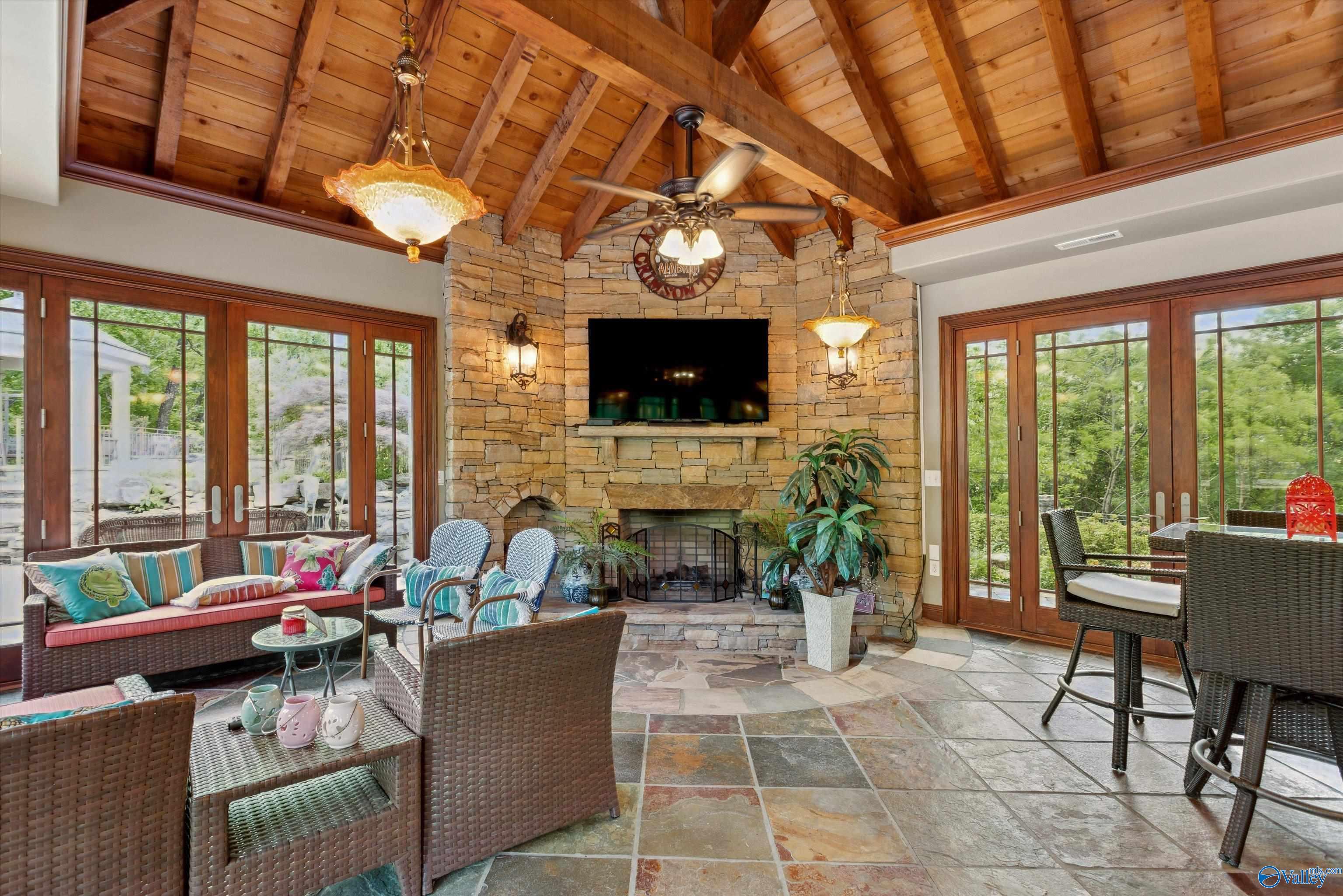 Huntsville, Alabama, 35801, United States, 6 Bedrooms Bedrooms, ,6.5 BathroomsBathrooms,Residential,Forsale,1997969