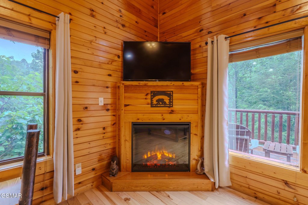 Gatlinburg, Tennessee, 37738, United States, 2 Bedrooms Bedrooms, ,2 BathroomsBathrooms,Residential,Forsale,1910202