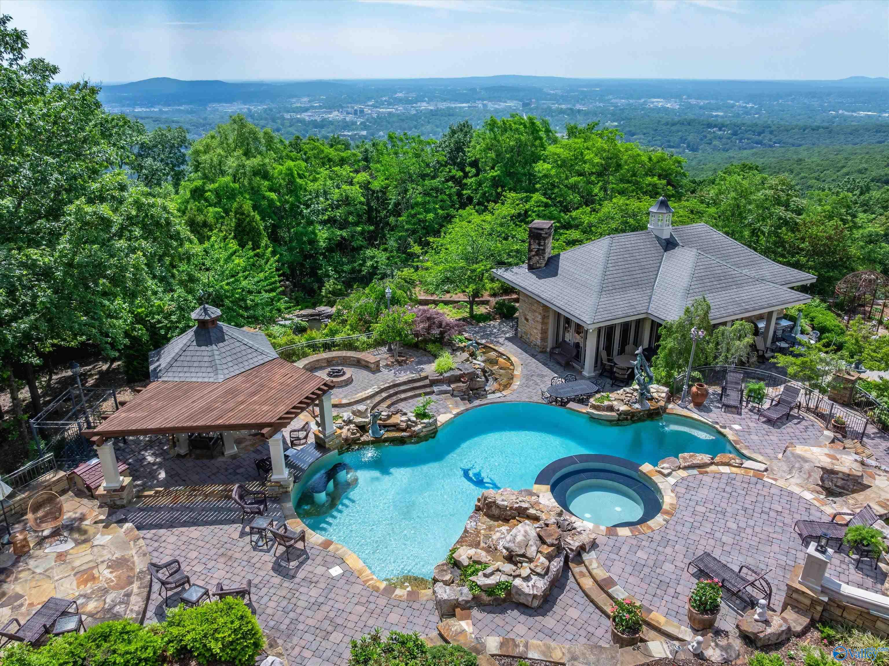 Huntsville, Alabama, 35801, United States, 6 Bedrooms Bedrooms, ,6.5 BathroomsBathrooms,Residential,Forsale,1997969