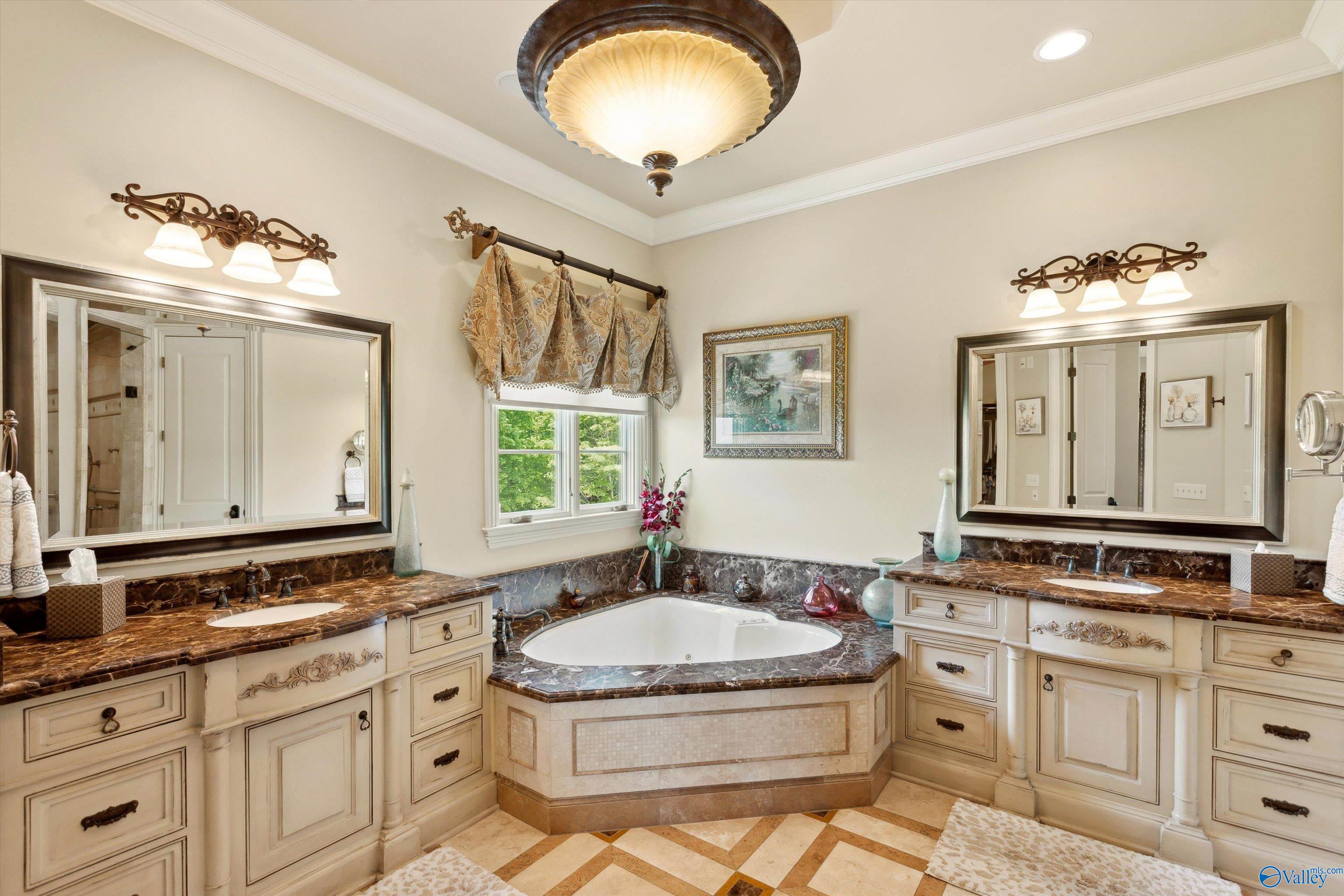 Huntsville, Alabama, 35801, United States, 6 Bedrooms Bedrooms, ,6.5 BathroomsBathrooms,Residential,Forsale,1997969