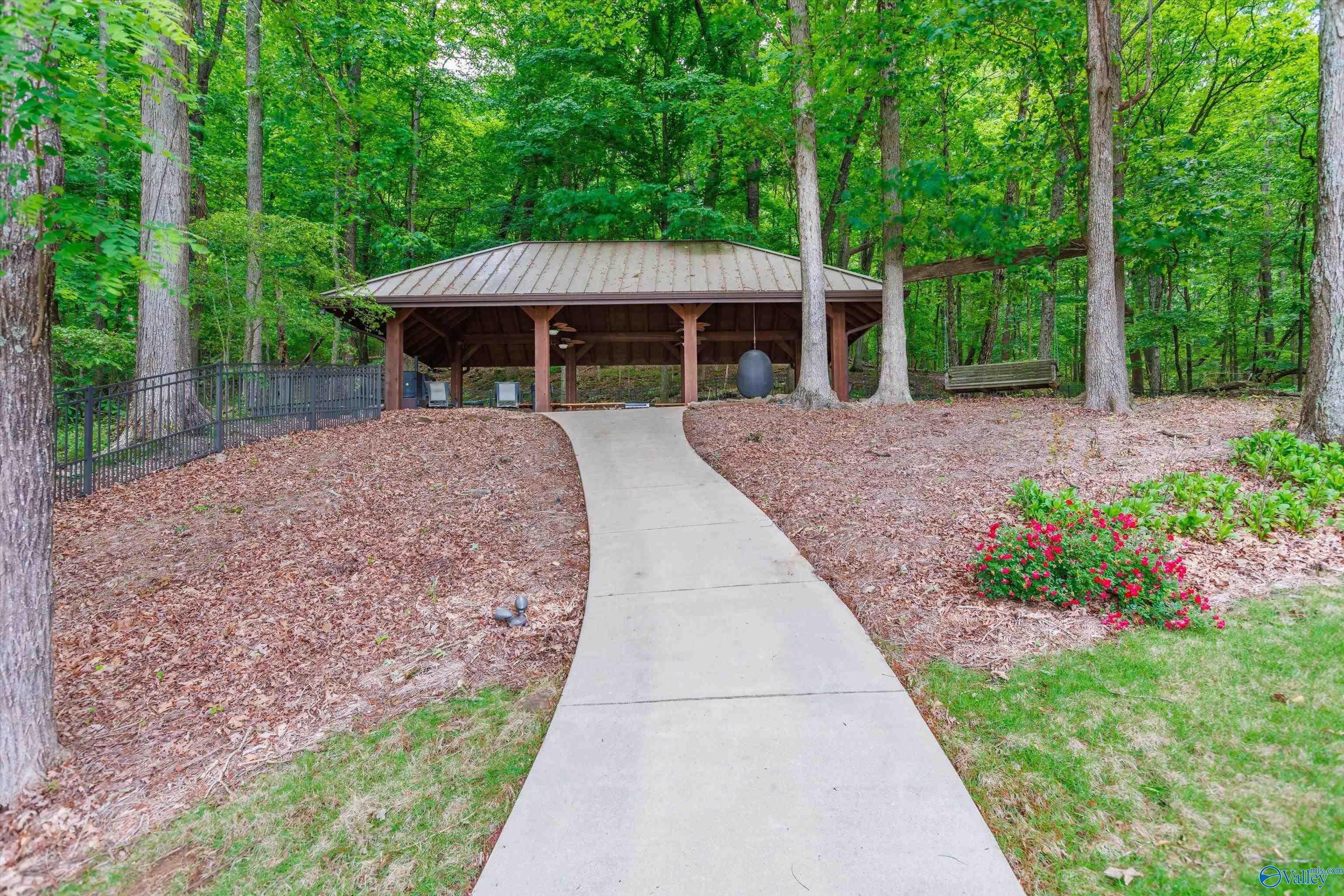 Huntsville, Alabama, 35801, United States, 6 Bedrooms Bedrooms, ,6.5 BathroomsBathrooms,Residential,Forsale,1997969