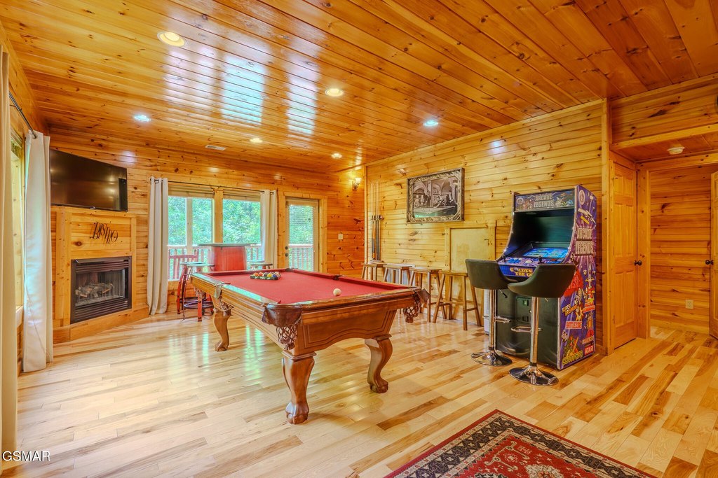 Gatlinburg, Tennessee, 37738, United States, 2 Bedrooms Bedrooms, ,2 BathroomsBathrooms,Residential,Forsale,1910202