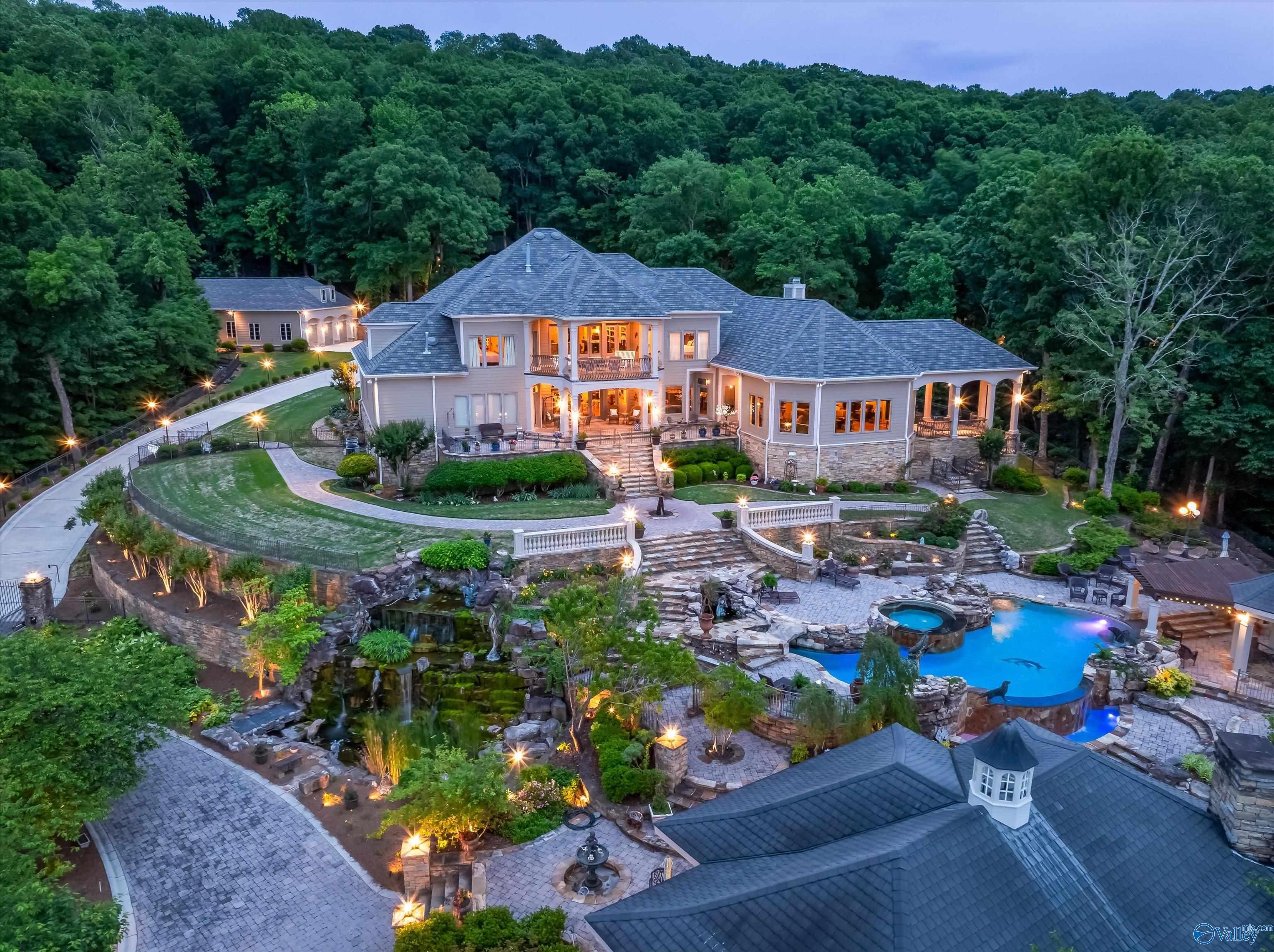 Huntsville, Alabama, 35801, United States, 6 Bedrooms Bedrooms, ,6.5 BathroomsBathrooms,Residential,Forsale,1997969