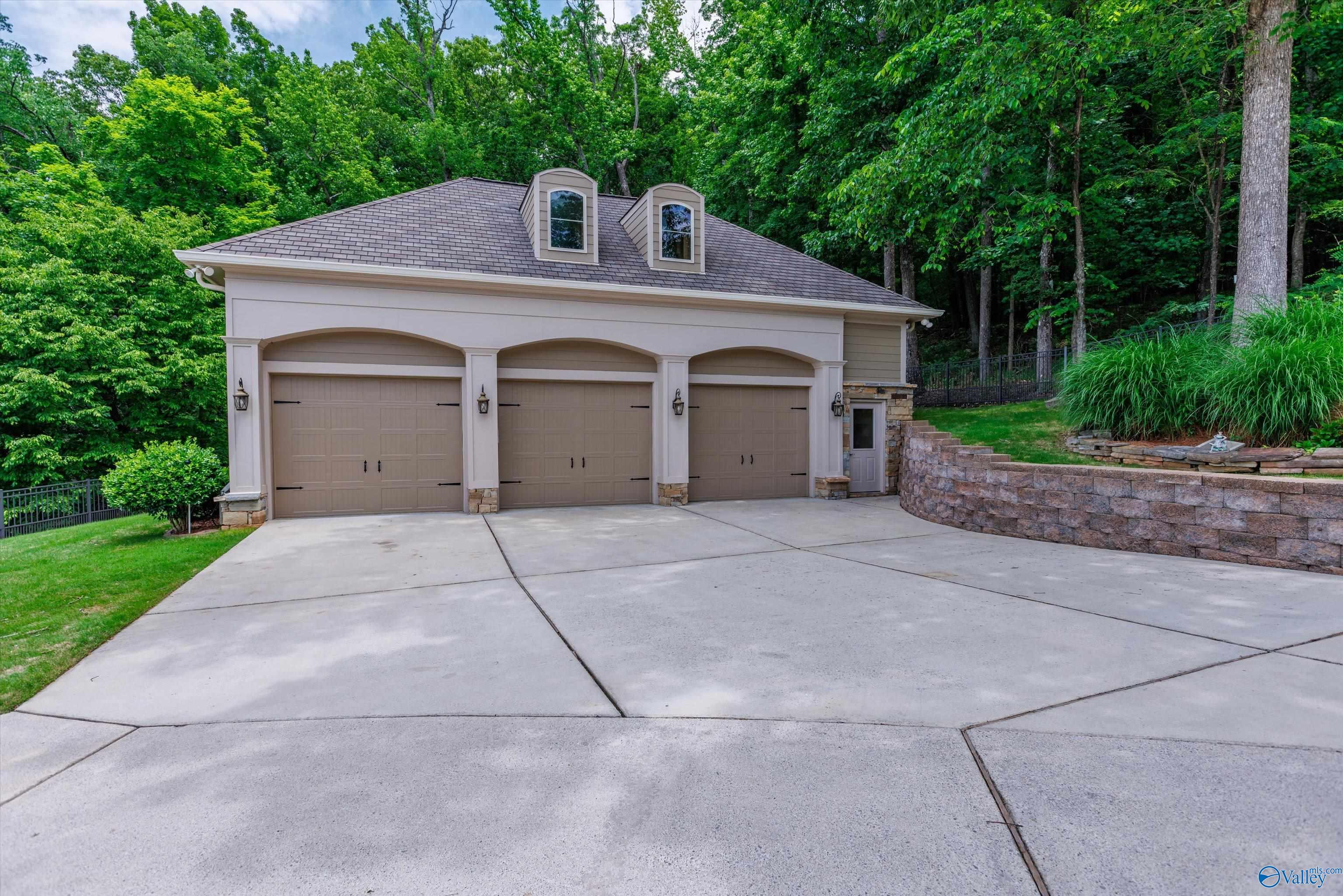 Huntsville, Alabama, 35801, United States, 6 Bedrooms Bedrooms, ,6.5 BathroomsBathrooms,Residential,Forsale,1997969