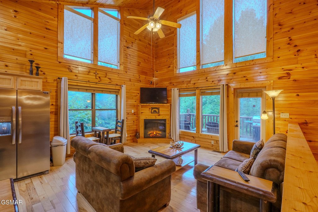 Gatlinburg, Tennessee, 37738, United States, 2 Bedrooms Bedrooms, ,2 BathroomsBathrooms,Residential,Forsale,1910202