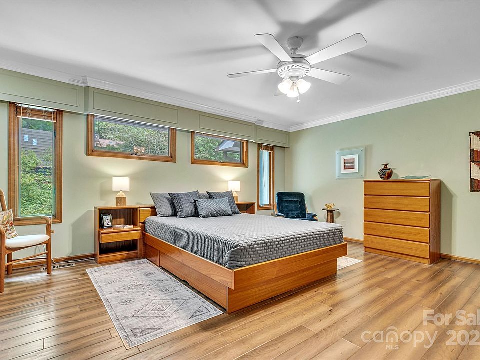 Laurel Park, North Carolina, 28739, United States, 3 Bedrooms Bedrooms, ,3 BathroomsBathrooms,Residential,Forsale,1904893