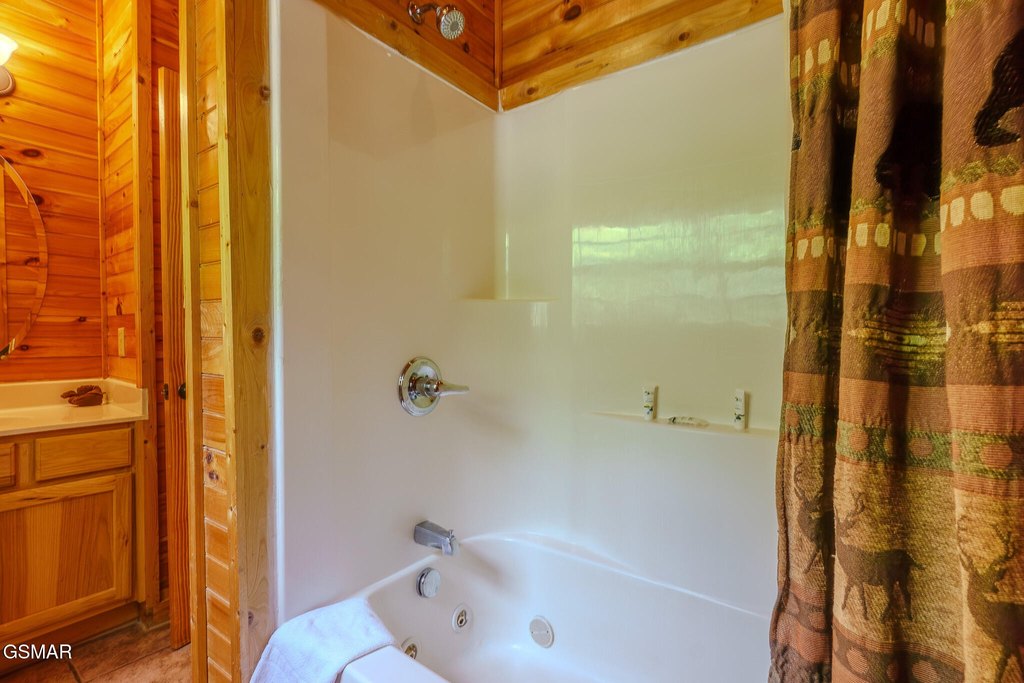 Gatlinburg, Tennessee, 37738, United States, 2 Bedrooms Bedrooms, ,2 BathroomsBathrooms,Residential,Forsale,1910202