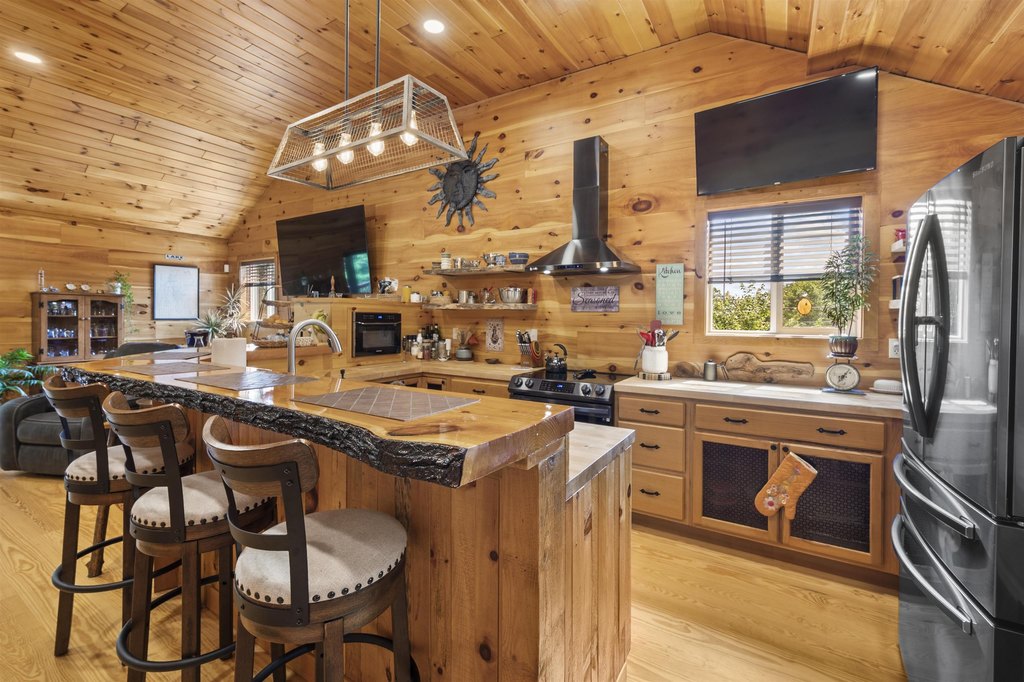 Laconia, New Hampshire, 03246, United States, 4 Bedrooms Bedrooms, ,3.5 BathroomsBathrooms,Residential,Forsale,1941240