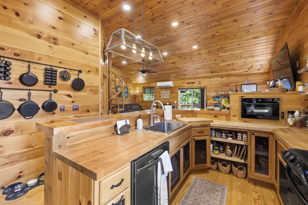 Laconia, New Hampshire, 03246, United States, 4 Bedrooms Bedrooms, ,3.5 BathroomsBathrooms,Residential,Forsale,1941240
