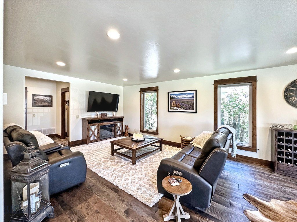 Sheridan, Montana, 59749, United States, 3 Bedrooms Bedrooms, ,2 BathroomsBathrooms,Residential,Forsale,1915013