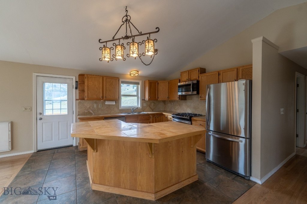 Emigrant, Montana, 59027, United States, 3 Bedrooms Bedrooms, ,3 BathroomsBathrooms,Residential,Forsale,1915007