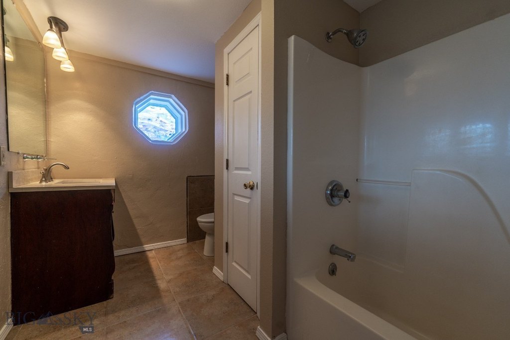 Emigrant, Montana, 59027, United States, 3 Bedrooms Bedrooms, ,3 BathroomsBathrooms,Residential,Forsale,1915007