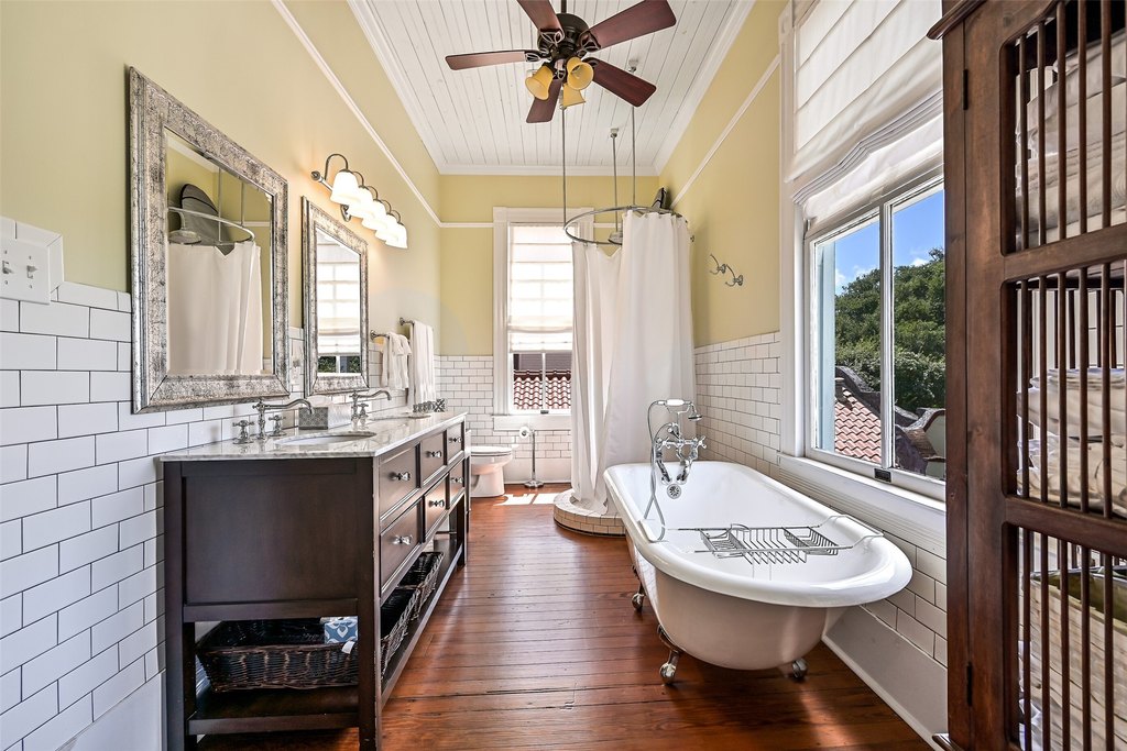 Galveston, Texas, 77550, United States, 6 Bedrooms Bedrooms, ,3.5 BathroomsBathrooms,Residential,Forsale,1910001