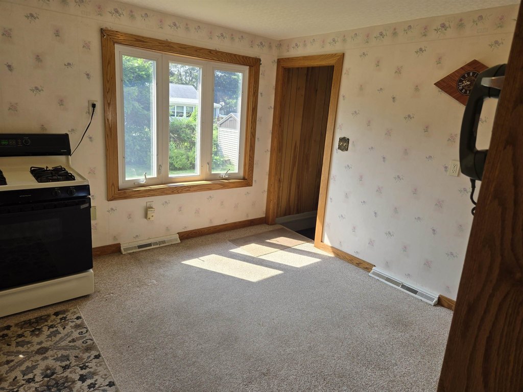 Portsmouth, New Hampshire, 03801, United States, 3 Bedrooms Bedrooms, ,1 BathroomBathrooms,Residential,Forsale,1933939