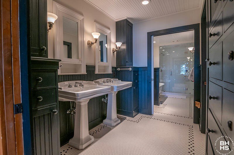 Saranac Lake, New York, 12983, United States, 7 Bedrooms Bedrooms, ,5 BathroomsBathrooms,Residential,Forsale,1953158
