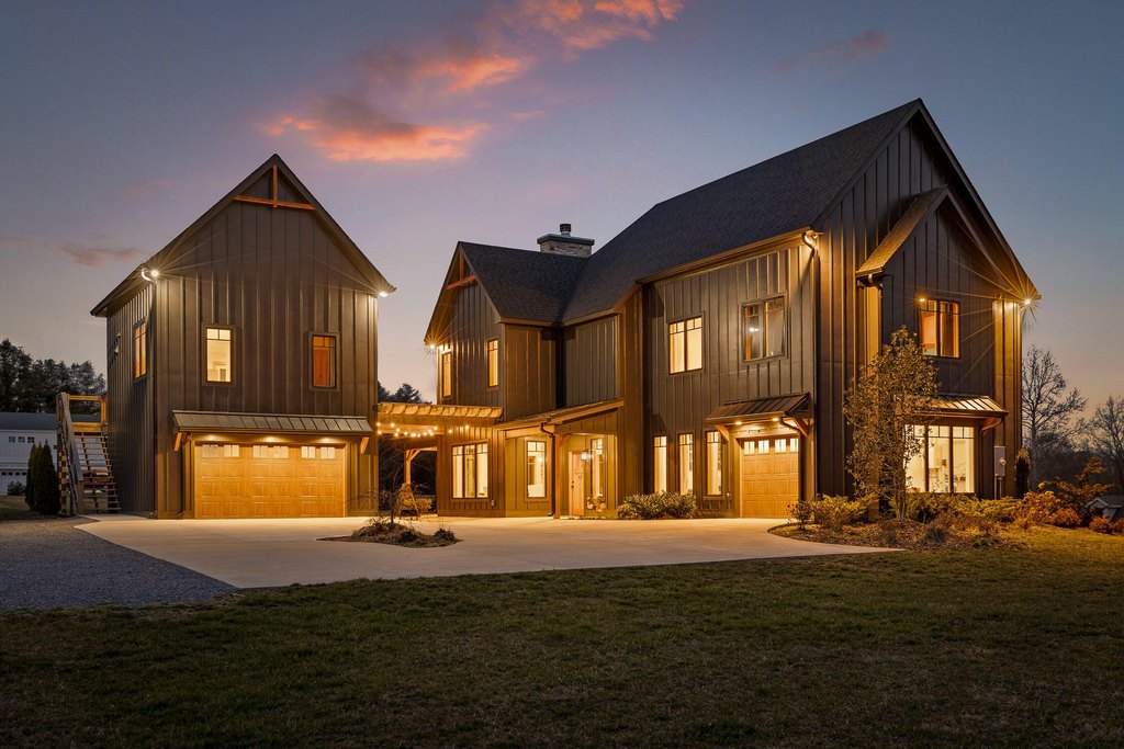 Signal Mountain, Tennessee, 37377, United States, 5 Bedrooms Bedrooms, ,5.5 BathroomsBathrooms,Residential,Forsale,1894385