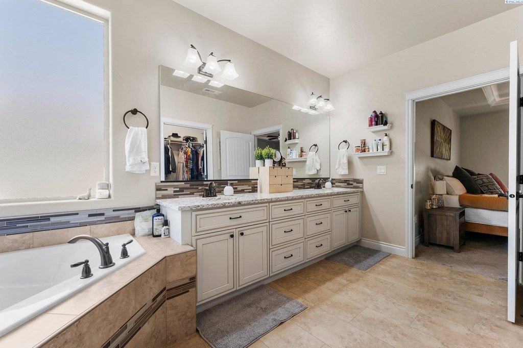 Richland, Washington, 99352, United States, 3 Bedrooms Bedrooms, ,2 BathroomsBathrooms,Residential,Forsale,1922431
