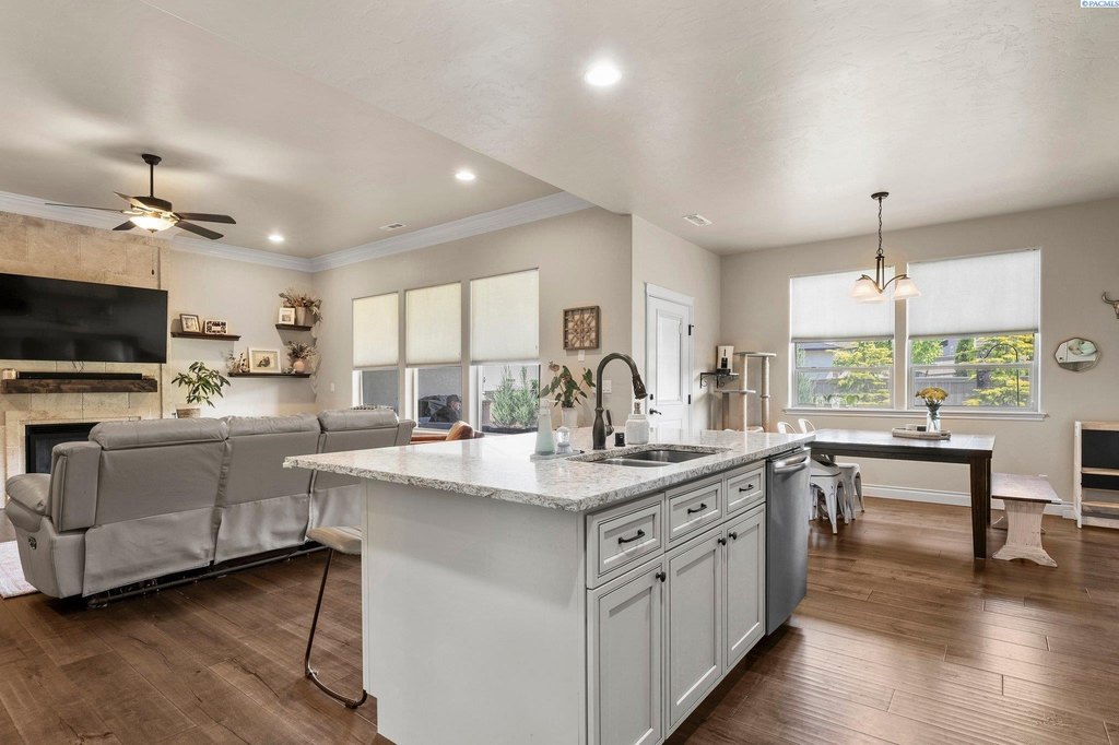 Richland, Washington, 99352, United States, 3 Bedrooms Bedrooms, ,2 BathroomsBathrooms,Residential,Forsale,1922431