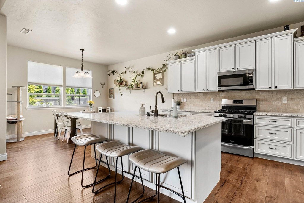 Richland, Washington, 99352, United States, 3 Bedrooms Bedrooms, ,2 BathroomsBathrooms,Residential,Forsale,1922431
