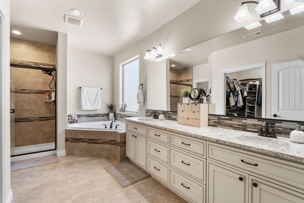 Richland, Washington, 99352, United States, 3 Bedrooms Bedrooms, ,2 BathroomsBathrooms,Residential,Forsale,1922431