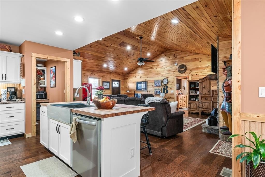 Celina, Tennessee, 38551, United States, 4 Bedrooms Bedrooms, ,2.5 BathroomsBathrooms,Residential,Forsale,1886012