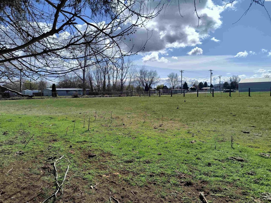 Kennewick, Washington, 99337, United States, 2 Bedrooms Bedrooms, ,1 BathroomBathrooms,Residential,Forsale,1964559