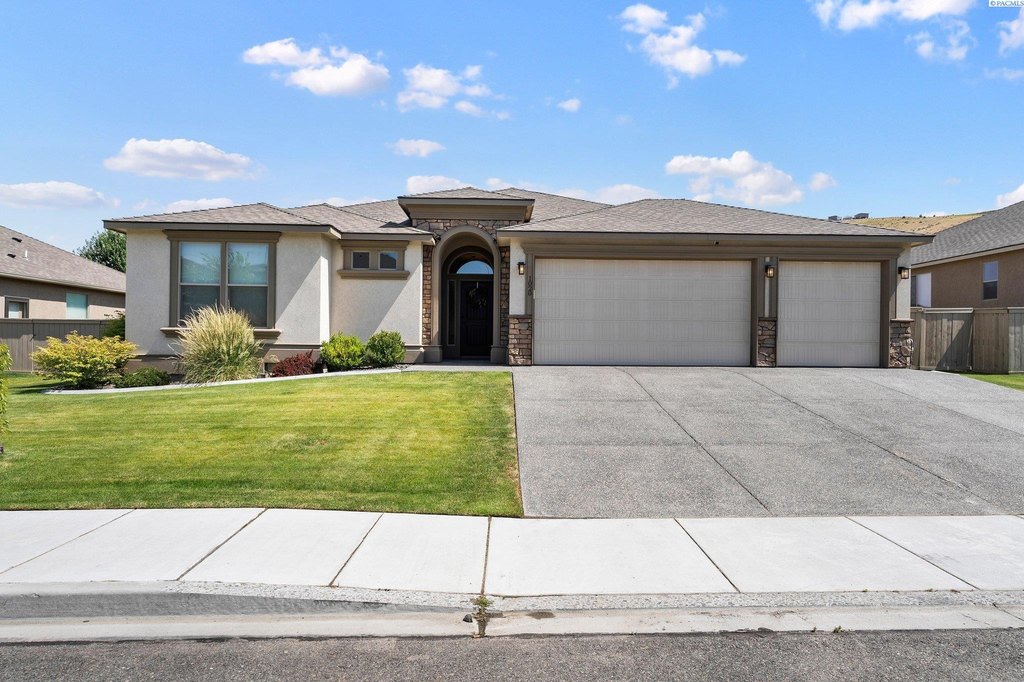 Richland, Washington, 99352, United States, 3 Bedrooms Bedrooms, ,2 BathroomsBathrooms,Residential,Forsale,1922431