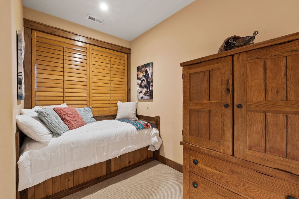 Bigfork, Montana, 59911, United States, 2 Bedrooms Bedrooms, ,2 BathroomsBathrooms,Residential,Forsale,1986951