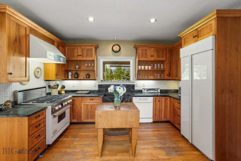 Livingston, Montana, 59047, United States, 3 Bedrooms Bedrooms, ,3 BathroomsBathrooms,Residential,Forsale,1986987