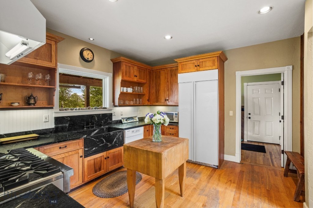 Livingston, Montana, 59047, United States, 3 Bedrooms Bedrooms, ,3 BathroomsBathrooms,Residential,Forsale,1986987