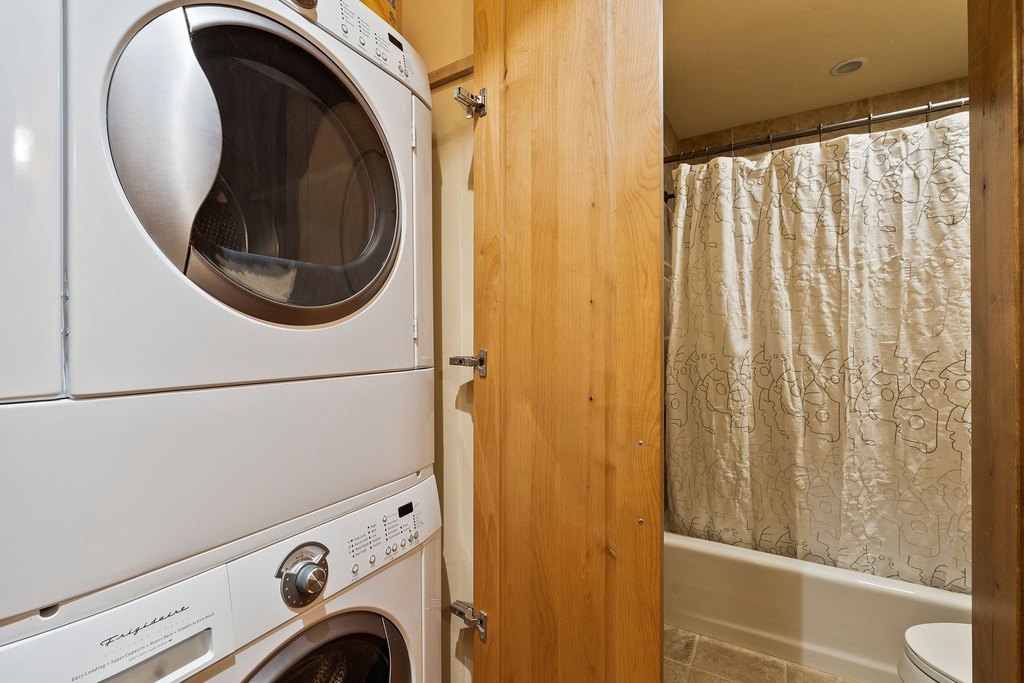 Bigfork, Montana, 59911, United States, 2 Bedrooms Bedrooms, ,2 BathroomsBathrooms,Residential,Forsale,1986951