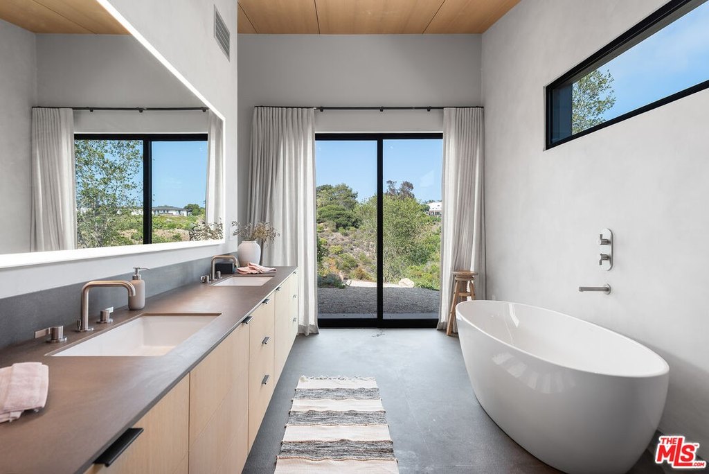 Malibu, California, 90265, United States, 3 Bedrooms Bedrooms, ,3 BathroomsBathrooms,Residential,Forsale,1922125