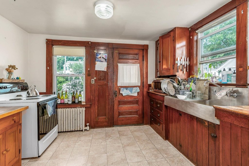 Kittery, Maine, 03904, United States, 7 Bedrooms Bedrooms, ,3 BathroomsBathrooms,Residential,Forsale,1941233