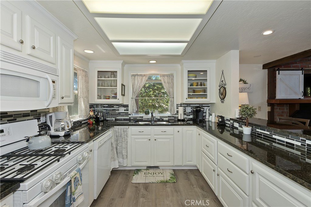 Lake Arrowhead, California, 92352, United States, 3 Bedrooms Bedrooms, ,2.5 BathroomsBathrooms,Residential,Forsale,1934025