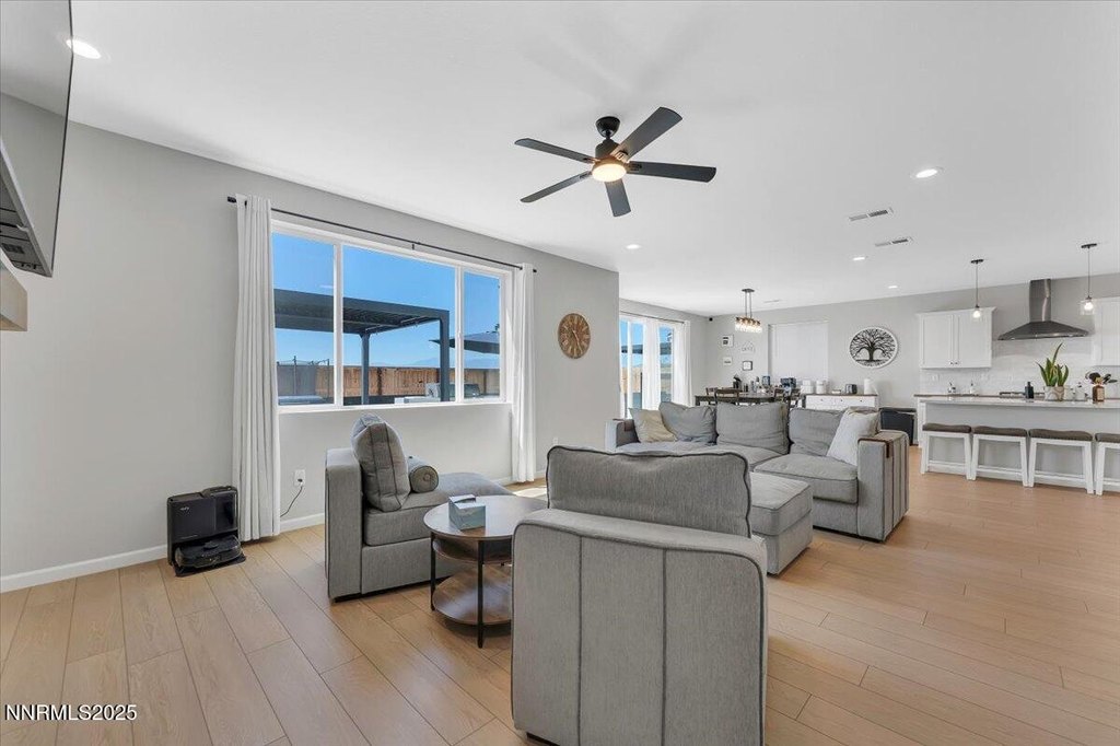 Sparks, Nevada, 89436, United States, 5 Bedrooms Bedrooms, ,3.5 BathroomsBathrooms,Residential,Forsale,1910318