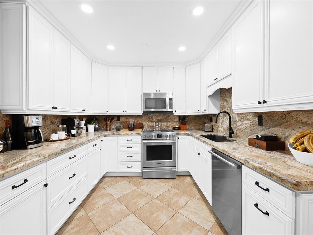 Wilton Manors, Florida, 33311, United States, 2 Bedrooms Bedrooms, ,2 BathroomsBathrooms,Residential,Forsale,1927559