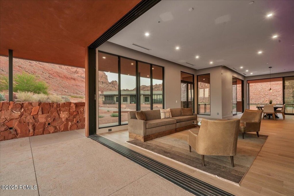 Ivins, Utah, 84738, United States, 5 Bedrooms Bedrooms, ,4.5 BathroomsBathrooms,Residential,Forsale,1994167