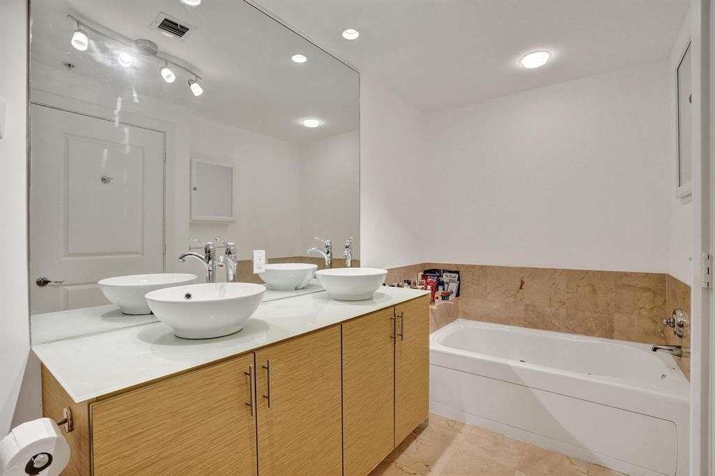 Fort Lauderdale, Florida, 33301, United States, 2 Bedrooms Bedrooms, ,2.5 BathroomsBathrooms,Residential,Forsale,1927578