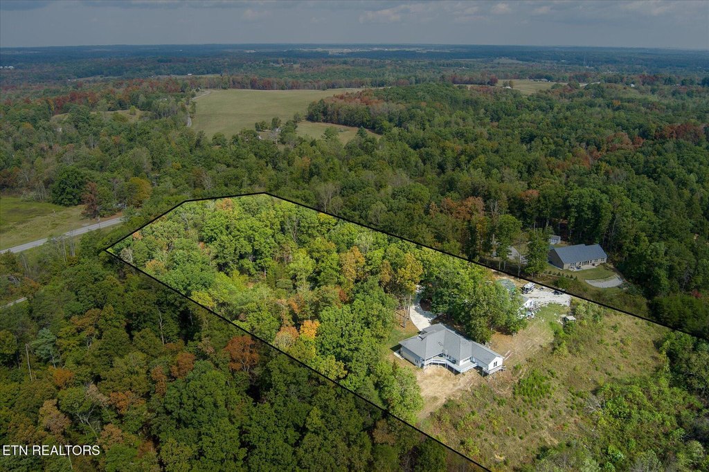 Crossville, Tennessee, 38555, United States, 3 Bedrooms Bedrooms, ,3.5 BathroomsBathrooms,Residential,Forsale,1929845