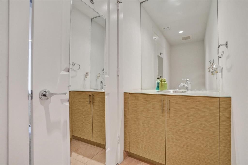 Fort Lauderdale, Florida, 33301, United States, 2 Bedrooms Bedrooms, ,2.5 BathroomsBathrooms,Residential,Forsale,1927578