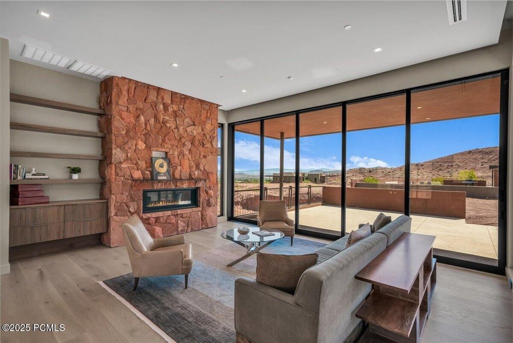 Ivins, Utah, 84738, United States, 5 Bedrooms Bedrooms, ,4.5 BathroomsBathrooms,Residential,Forsale,1994167