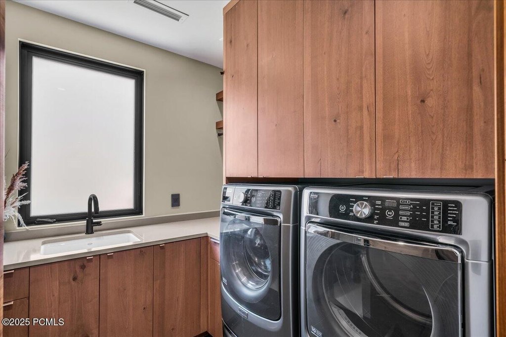 Ivins, Utah, 84738, United States, 5 Bedrooms Bedrooms, ,5.5 BathroomsBathrooms,Residential,Forsale,1994168