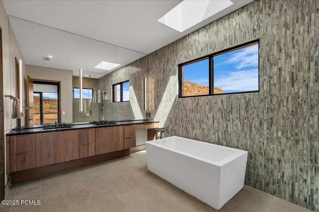 Ivins, Utah, 84738, United States, 5 Bedrooms Bedrooms, ,4.5 BathroomsBathrooms,Residential,Forsale,1994167