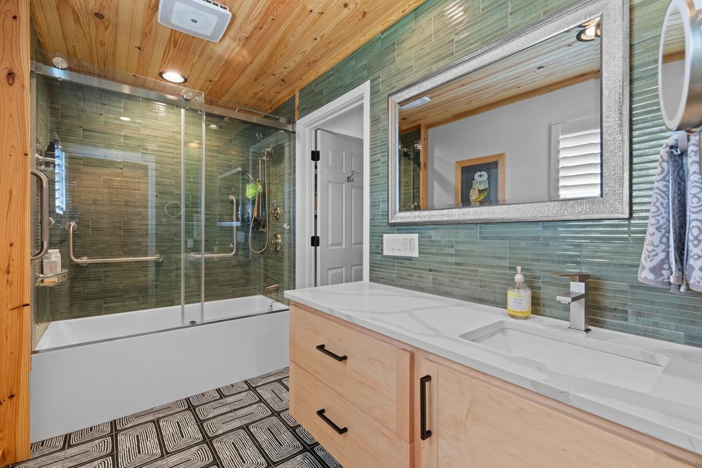 Dandridge, Tennessee, 37725, United States, 3 Bedrooms Bedrooms, ,3 BathroomsBathrooms,Residential,Forsale,1986956