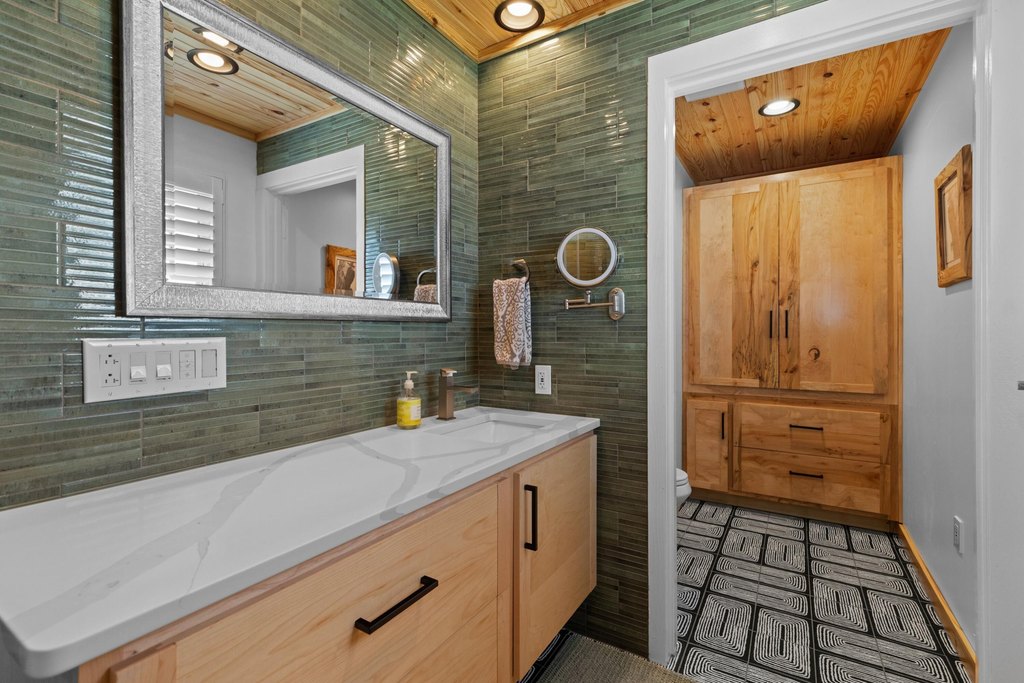 Dandridge, Tennessee, 37725, United States, 3 Bedrooms Bedrooms, ,3 BathroomsBathrooms,Residential,Forsale,1986956