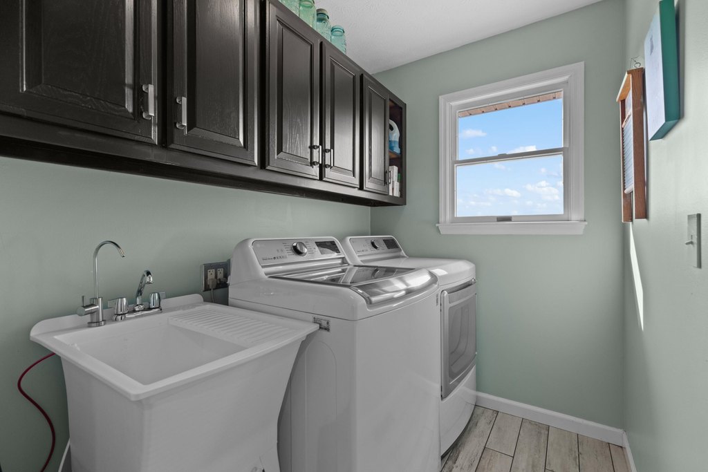 Dandridge, Tennessee, 37725, United States, 3 Bedrooms Bedrooms, ,3 BathroomsBathrooms,Residential,Forsale,1986956