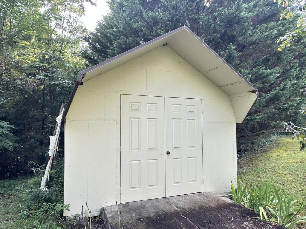 Dandridge, Tennessee, 37725, United States, 3 Bedrooms Bedrooms, ,2 BathroomsBathrooms,Residential,Forsale,1919014
