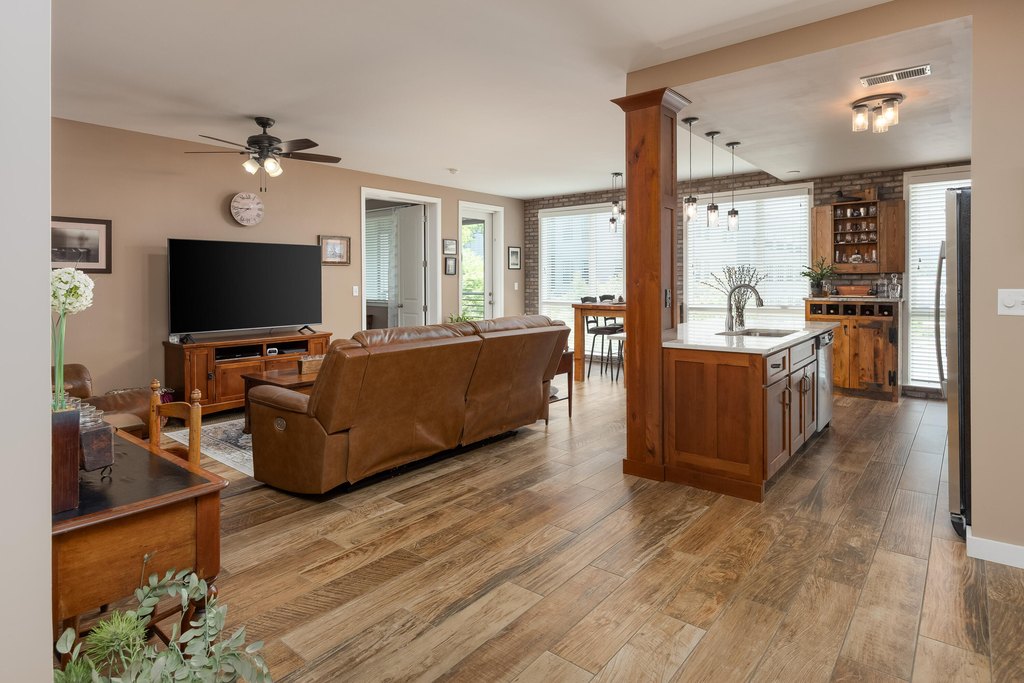 Chattanooga, Tennessee, 37405, United States, 2 Bedrooms Bedrooms, ,2 BathroomsBathrooms,Residential,Forsale,1922187
