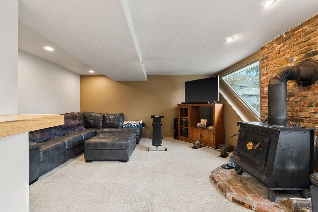 Bigfork, Montana, 59911, United States, 5 Bedrooms Bedrooms, ,3 BathroomsBathrooms,Residential,Forsale,1986975