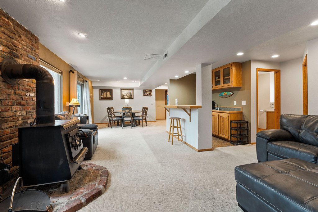 Bigfork, Montana, 59911, United States, 5 Bedrooms Bedrooms, ,3 BathroomsBathrooms,Residential,Forsale,1986975